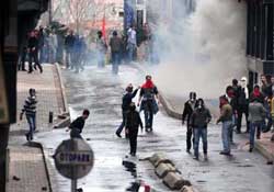 Atatürk posterini parçaladılar