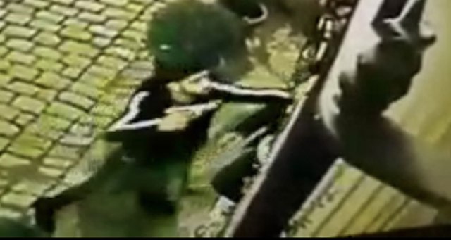 Hırsızı silah çekip suçüstü yakaladı, polise teslim etti