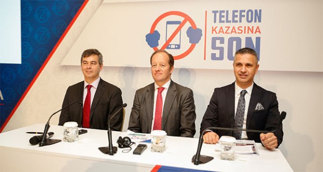 Otomobil kullanırken yola değil, mobil telefonlara bakılıyor