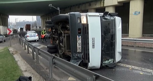 Devrilen kamyonetten burnu bile kanamadan çıktı