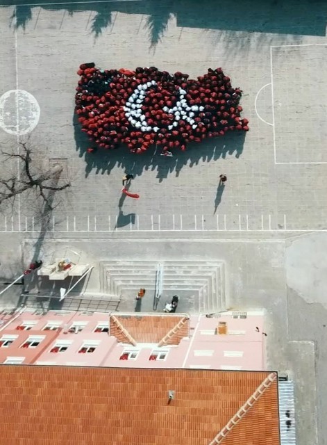 Öğrenciler Mehmetçik için bayrak oldu dalgalandı