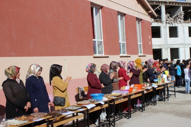 İlkokul öğrencileri Mehmetçik için kermes düzenledi