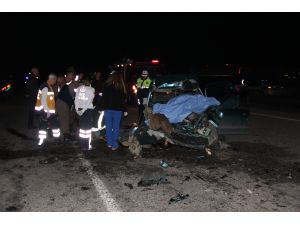 Otomobil yol kenarındaki tıra çarptı: 3 ölü, 2 yaralı
