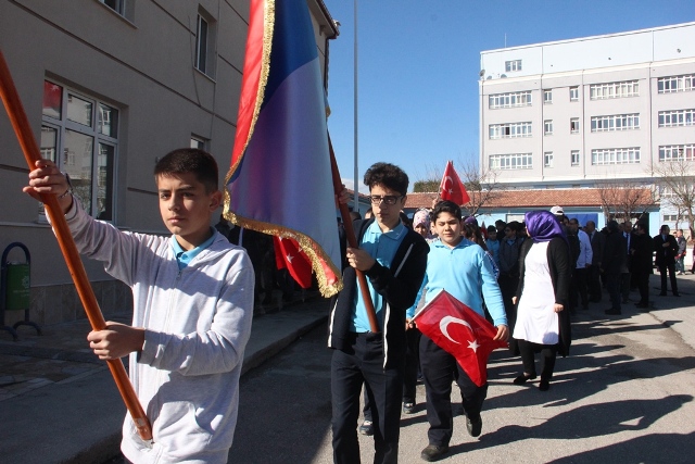Gençlik öğrencileri polisleri uğurladı