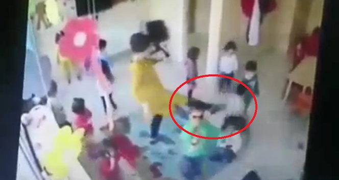 Çocuklara şiddet! Terlik ve tekmelerle vurdular