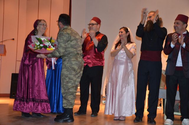Sahneye ‘Mehmetçik’ için çıktılar