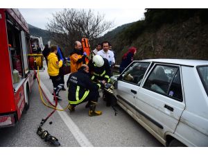 Bursa'da otomobil bariyere çarptı: 2 yaralı