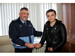 Yolda bulduğu yüzüğü zabıtaya teslim etti