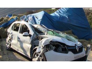 Artvin'de kamyonet otomobilin üzerine devrildi: 4 yaralı