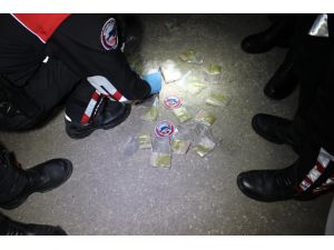 Polisten kaçarken duvara çarptılar