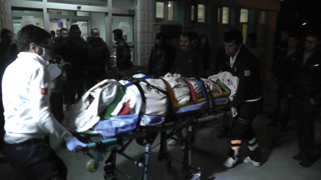 Konya'da Otomobil Elektrik Direğine Çarptı: 3 Yaralı