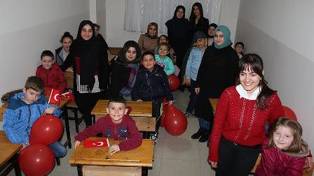 Gündüz öğrencilik akşam gönüllü öğretmenlik yapıyorlar