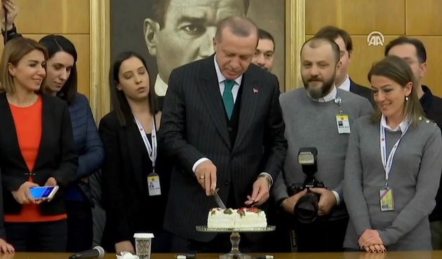 Gazetecilerden Erdoğan'a doğum günü kutlaması!