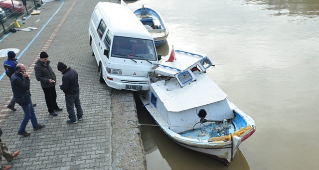 Minibüs balıkçı teknesine çarptı