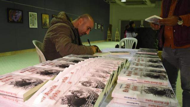 Oğluna solunum cihazı almak için kitap yazdı