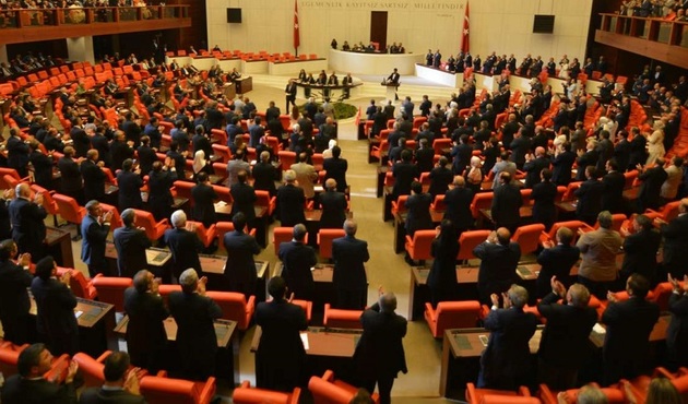 AK Partili vekilin danışmanına tekme tokat saldırı!