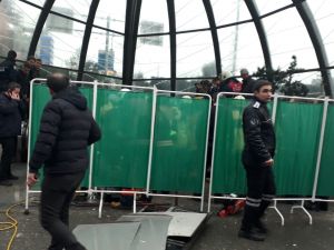 Metro istasyonunda yürüyen merdivendeki çökme