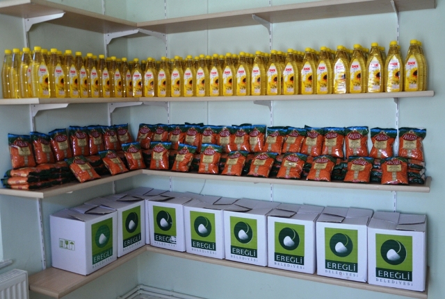 Belediye sosyal market yüz güldürüyor