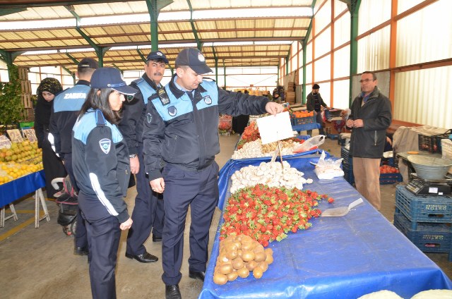 Karatay zabıtası pazarları denetledi
