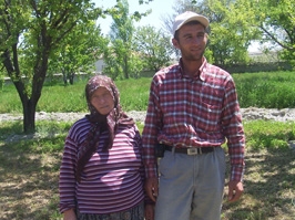 Köylülere ücretsiz meyve dağıtıyorlar