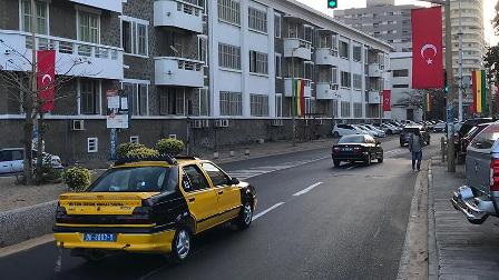 Dakar sokakları Türk bayraklarıyla süslendi