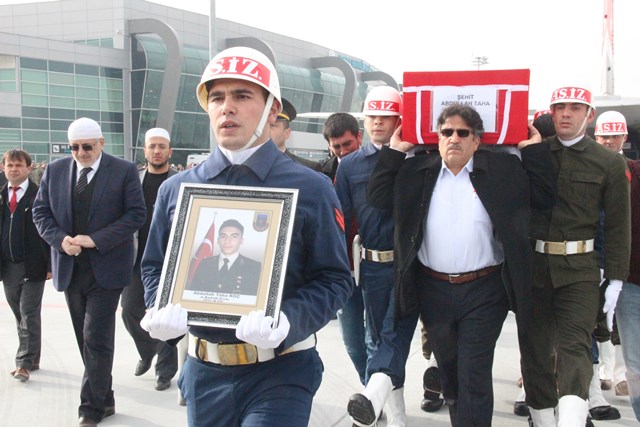 Şehidin babası oğlunun tabutunu omuzladı