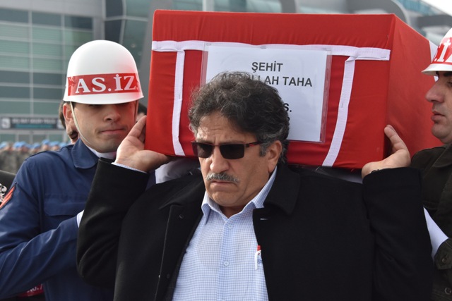 Konyalı şehidin babası oğlunun tabutunu omuzladı