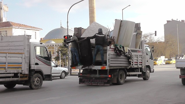 Konya'da eşya yüklü kamyonette tehlikeli yolculuk
