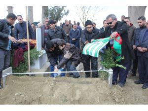 Maçta kalp krizi nedeniyle hayatını kaybeden futbolcu toprağa verildi