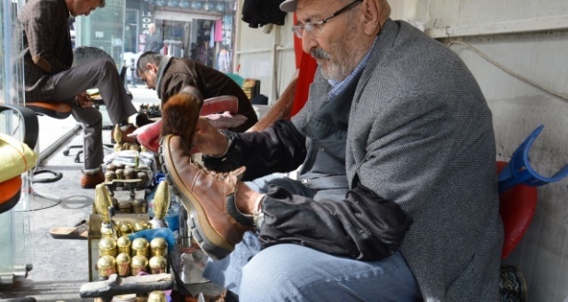 67 senedir ayakkabı boyuyor
