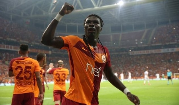 FETÖ'cü Hakan Şükür'e 'yarı tanrı' diyenlere Gomis'ten tokat gibi cevap!