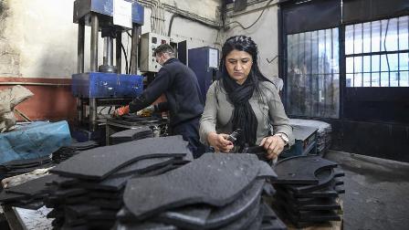 Kauçuk atölyesinde kırmızı ojeli patron
