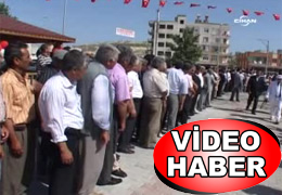 Bahçeli Tek Tek El Öptürürken