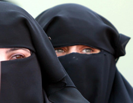 Hakim çarşaflı kadını mahkemeden kovdu