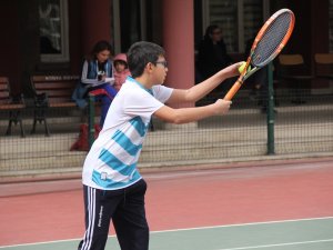 Küçük raketler okullar için sallandı