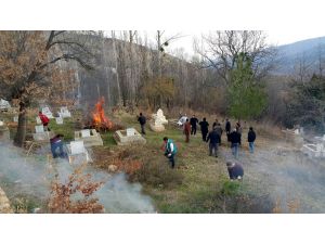 Köylülerden mezarlık temizliği