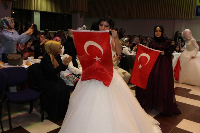 Zeytin Dalı’na Gelinlikli Destek