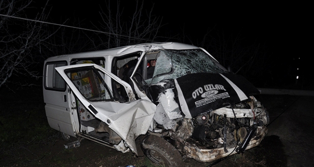 Minibüs direği devirdi, şehir elektriksiz kaldı