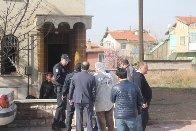 Çakmakla oynayan çocuk evde yangın çıkardı