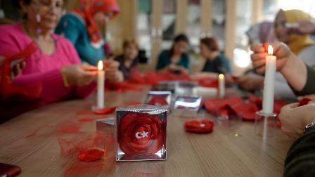 Kilisli kadınlardan asker annelerine ay yıldızlı broş