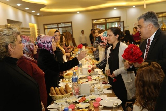 Başkan Özgüven, kadın personelle bir araya geldi