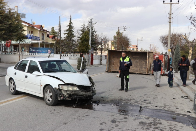 Otomobille Kamyonet Kafa Kafaya Çarpıştı: 2 Yaralı