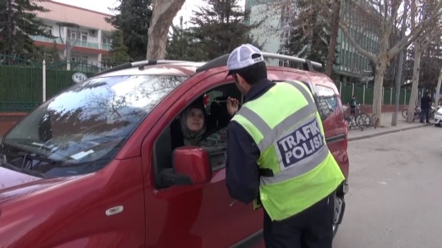 Konya'da trafik polisinden kadın sürücülere karanfil sürprizi