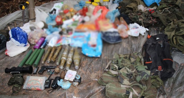 Teröristlerin çantasından uyuşturucu çıktı