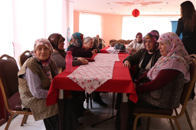MEDAŞ çalışanları Kadınlar Günü'nde huzurevinde konser verdi