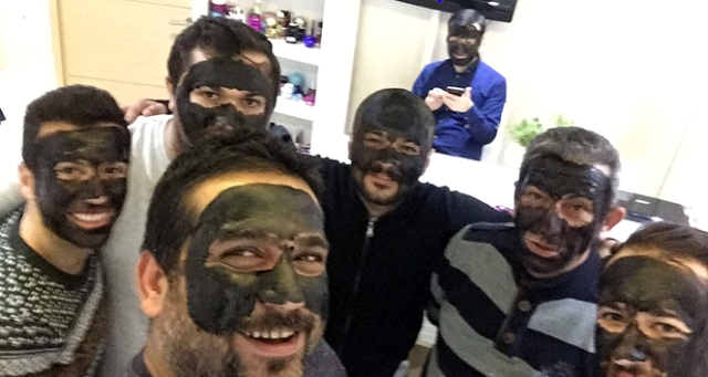 Kadınlar Günü'nde yüzlerini siyaha boyadılar