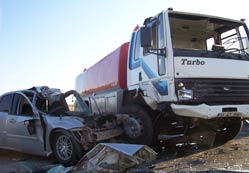 Otomobil tankerle çarpıştı