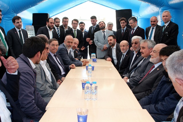 Karamollaoğlu'ndan Konyalı şehidin baba evine ziyaret