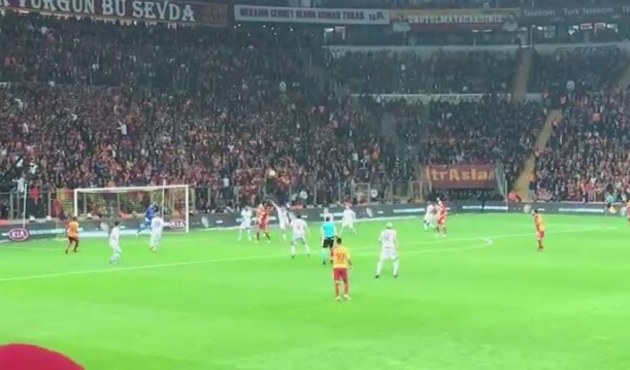 Galatasaray maçında ünlü spikere saldırı!