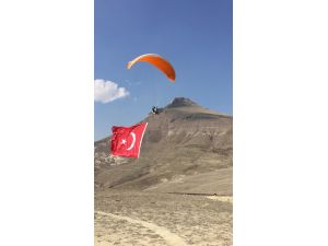 Mehmetçik'e destek için gökyüzünde bayrak açtılar